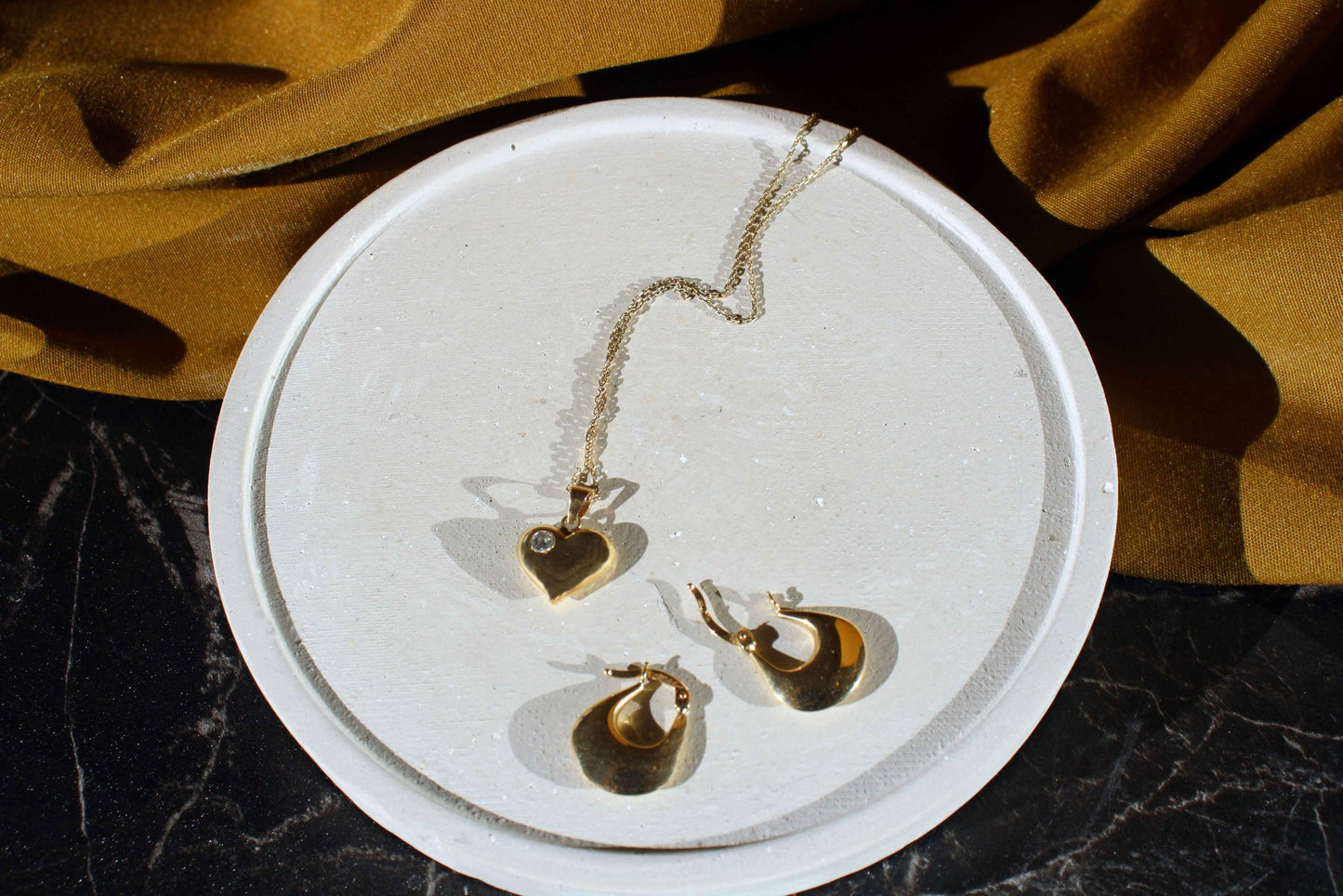 CONCRETE ROUND ITEM HOLDER