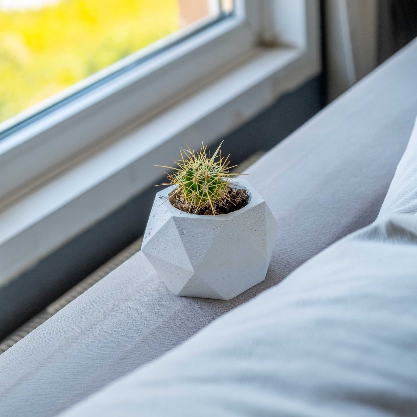 WHITE CONCRETE POLYGONAL POT